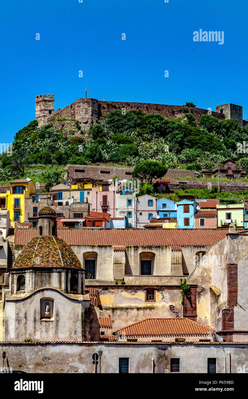 Italien Sardinien Bosa Italien Sardinien Bosa Blick auf die Altstadt mit der Burg der Malaspina Serravalle oder Stockfoto