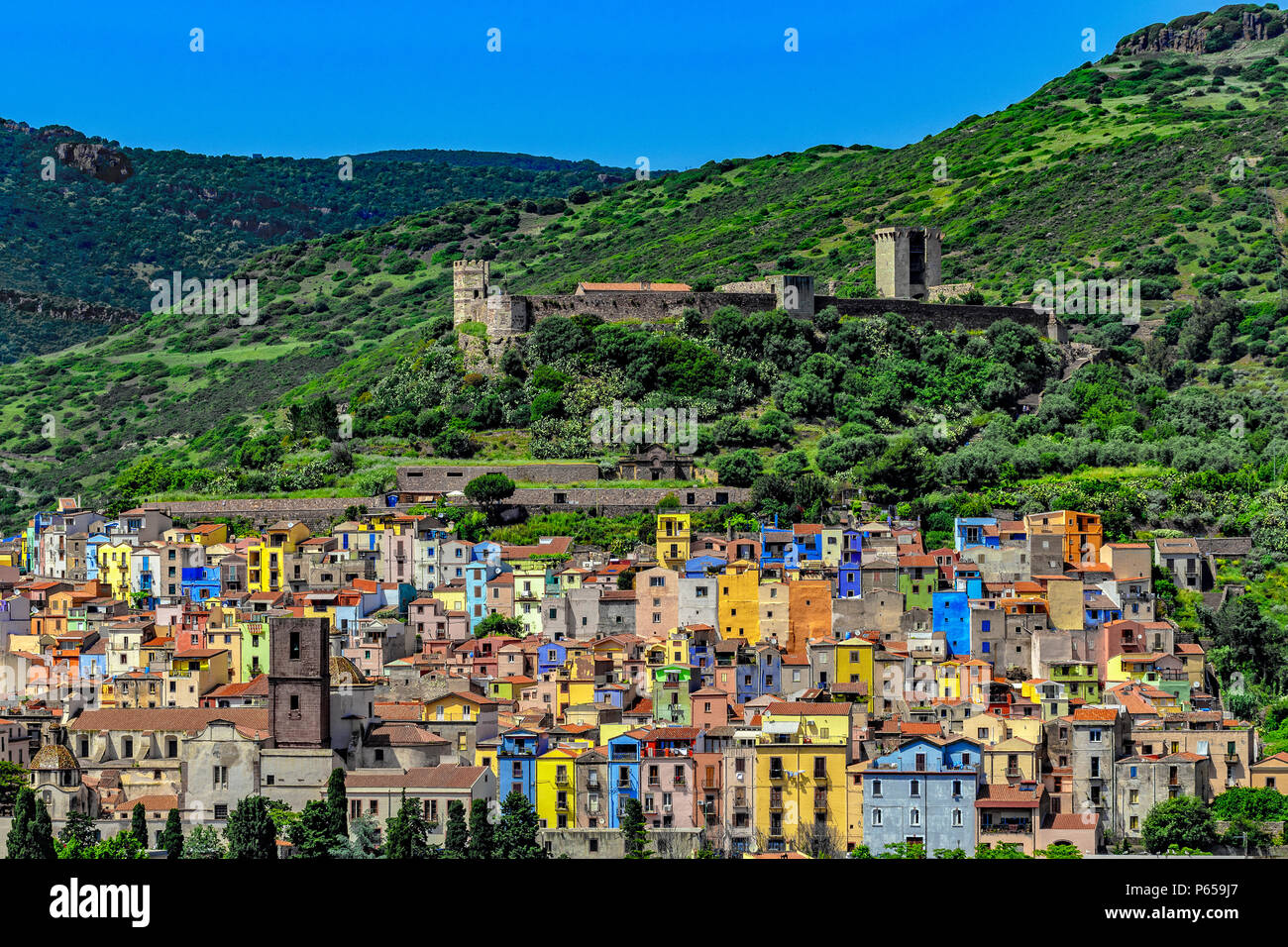 Italien Sardinien Bosa Italien Sardinien Bosa Blick auf die Altstadt mit der Burg der Malaspina Serravalle oder Stockfoto