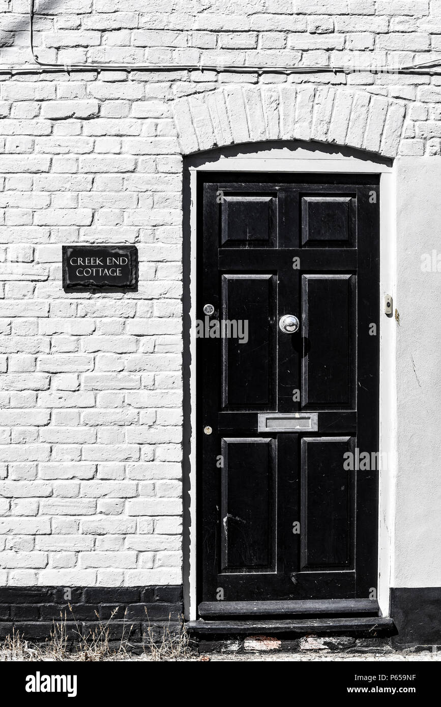 Creek Cottage, Alte Leigh, Leigh-on-Sea, Essex, Großbritannien. Malerische kleine Home. Strahlendes Weiß mit schwarzen Tür. Hoher Kontrast. Stockfoto