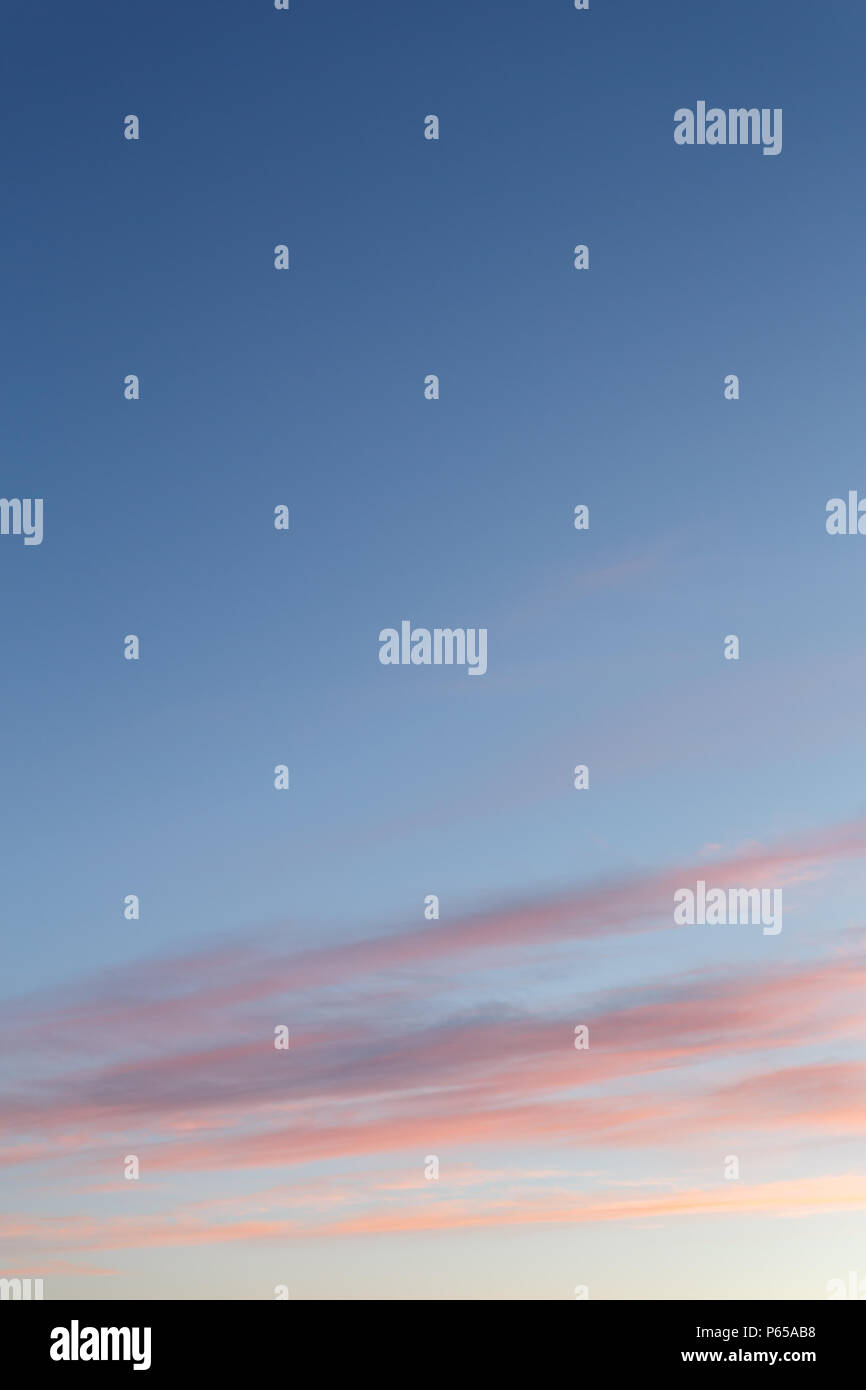 Schönen Sonnenuntergang Himmel mit rosa und blauen Farben, windigen Linien Stockfoto