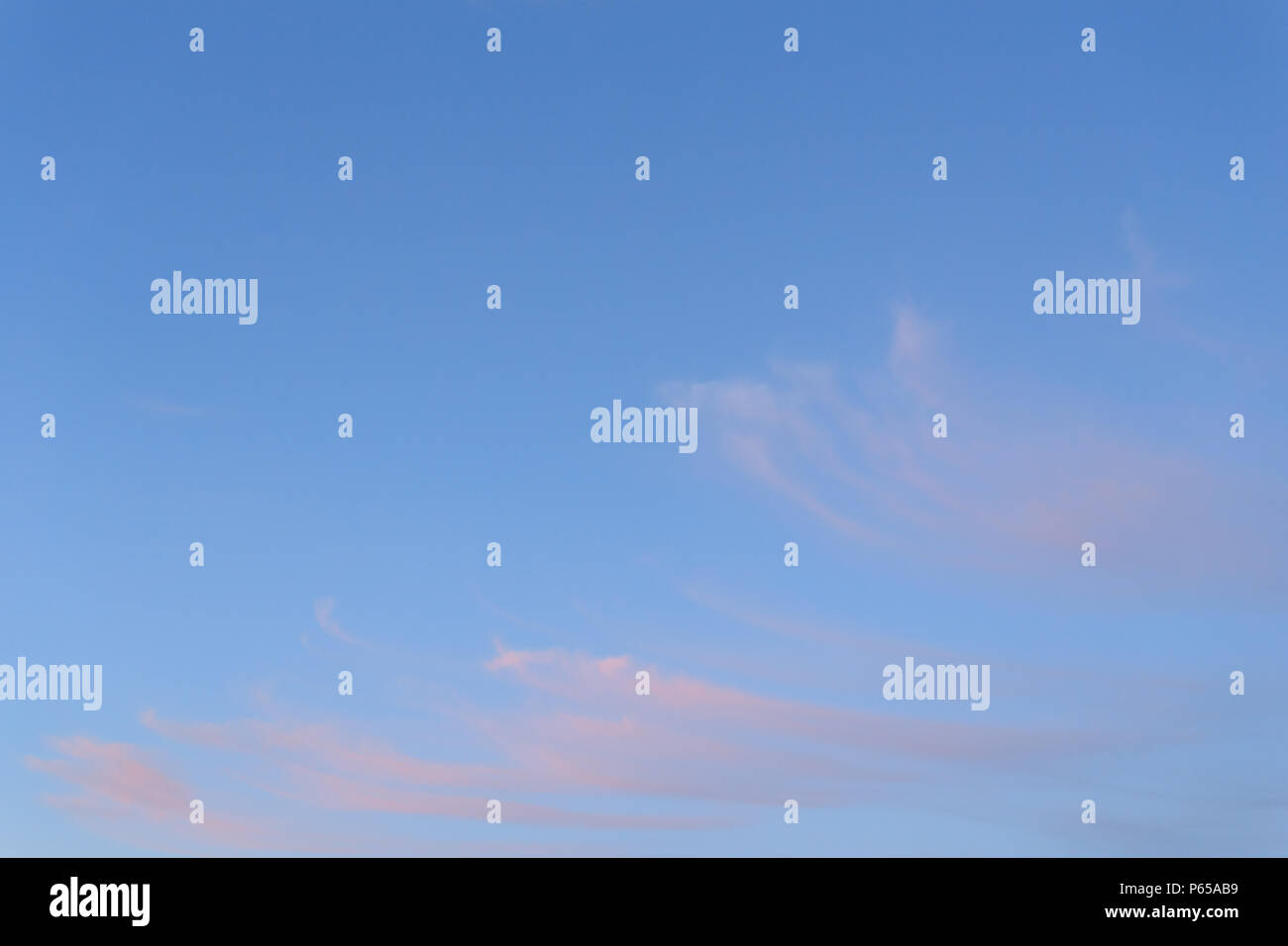 Schönen Sonnenuntergang Himmel mit rosa und blauen Farben, windigen Linien Stockfoto