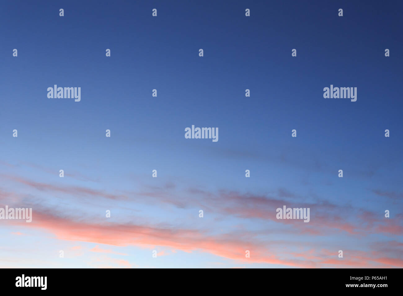 Schönen Sonnenuntergang Himmel mit rosa und blauen Farben, windigen Linien Stockfoto