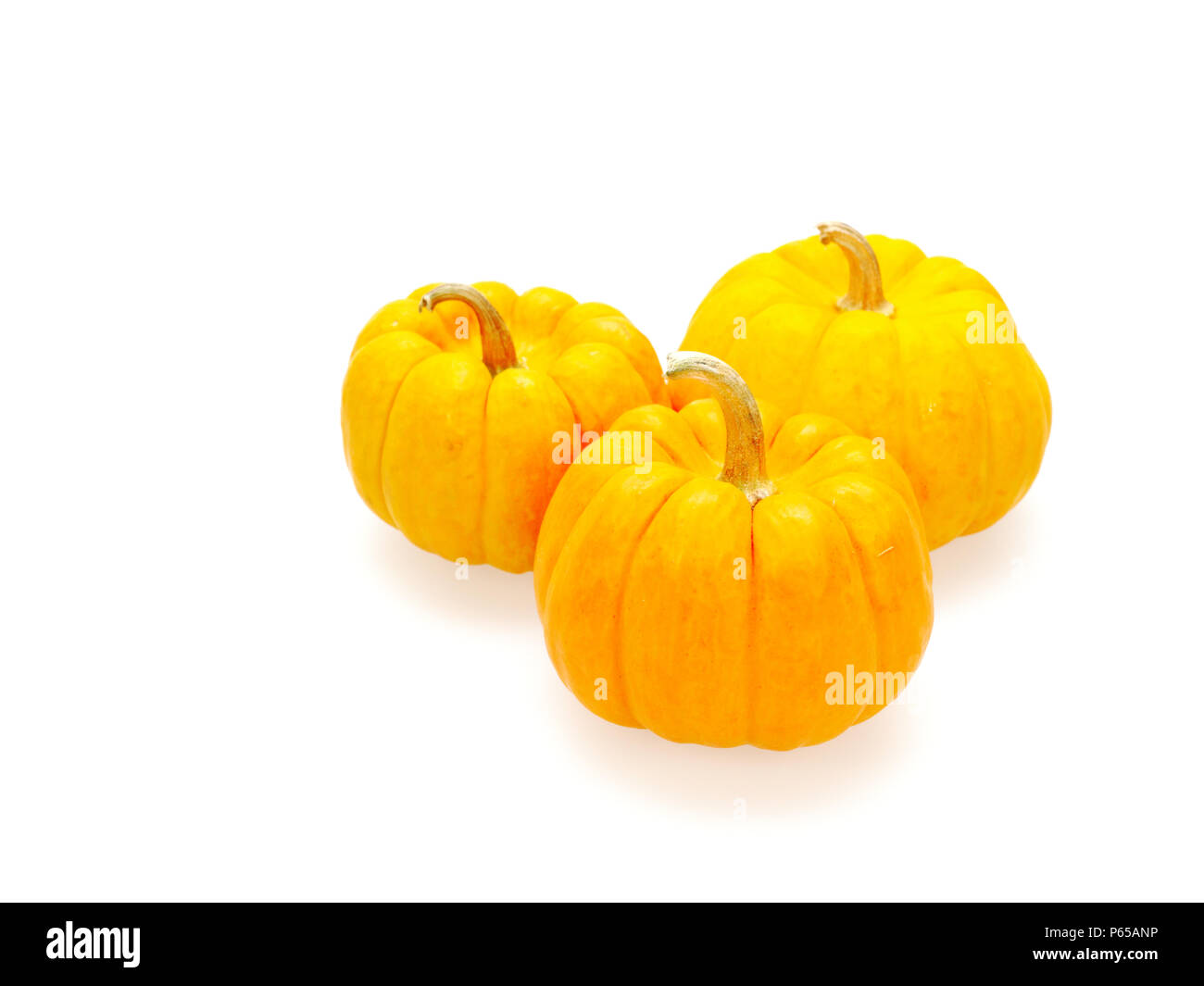 3 orange Kürbisse in große, mittlere und kleine Größe auf weißem Hintergrund zeigen bunte Muster und Ausmaß im Halloween verwendet, Stillleben, Küche isoliert, und vergleich Themen Stockfoto