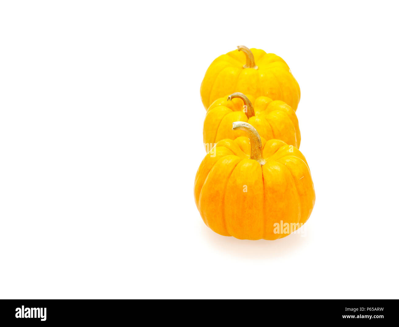 3 orange Kürbisse in große, mittlere und kleine Größe auf weißem Hintergrund zeigen bunte Muster und Ausmaß im Halloween verwendet, Stillleben, Küche isoliert, und vergleich Themen Stockfoto