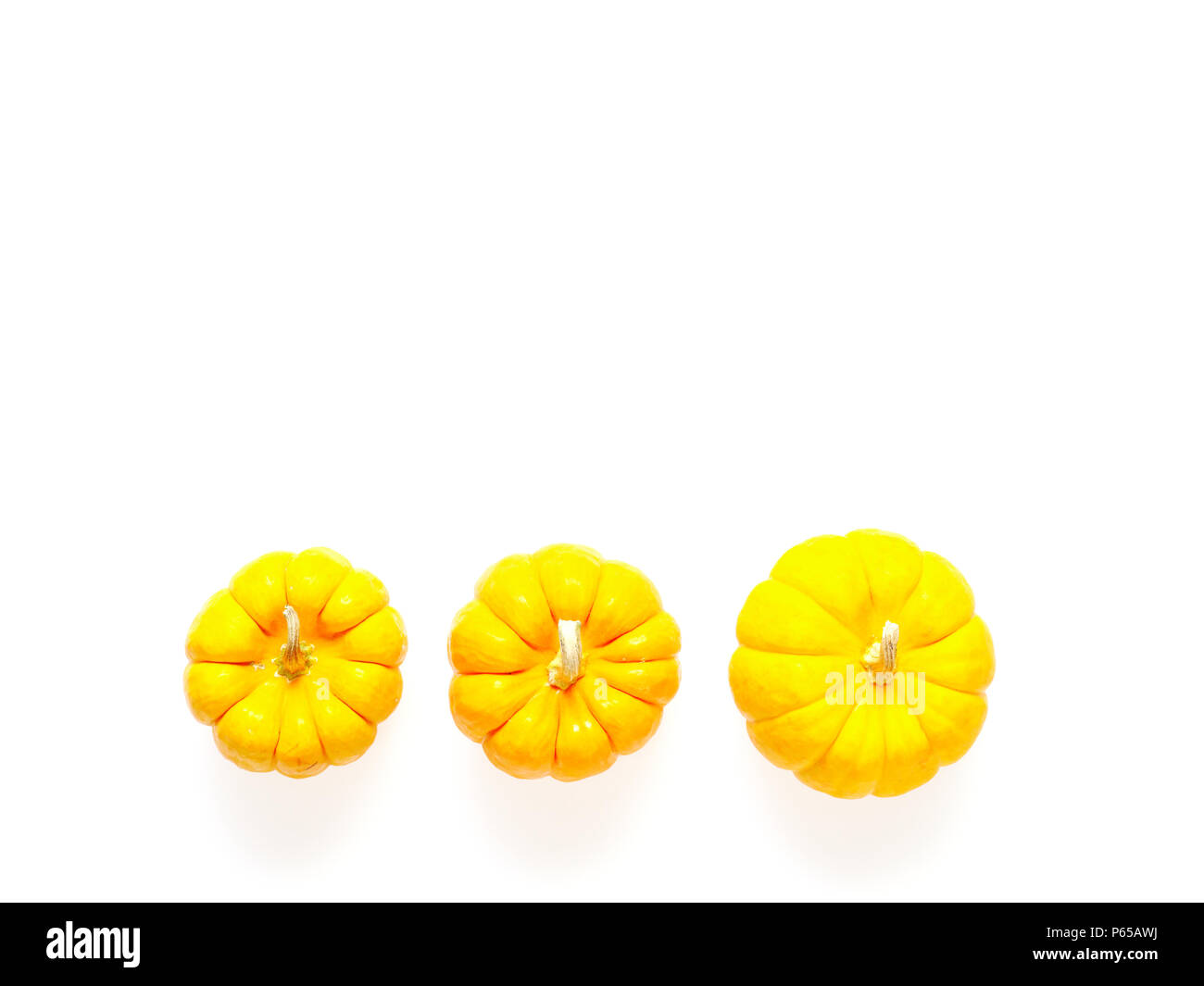 3 orange Kürbisse in große, mittlere und kleine Größe auf weißem Hintergrund zeigen bunte Muster und Ausmaß im Halloween verwendet, Stillleben, Küche isoliert, und vergleich Themen Stockfoto