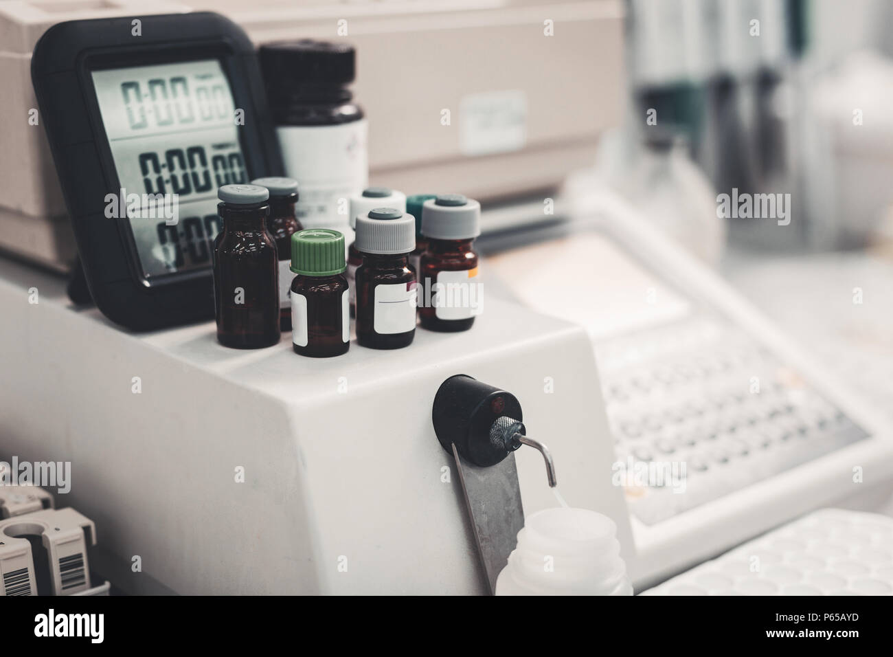 Laborraum mit medizinischen Flaschen und Ausrüstung Stockfoto