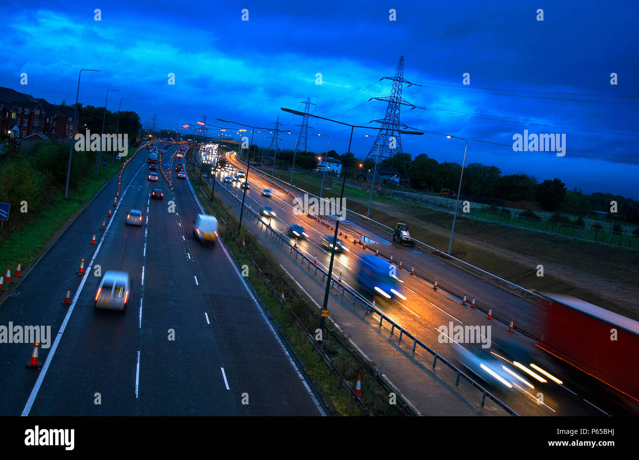 Abends Stoßzeiten während der Bauarbeiten. Der Verkehr auf der Autobahn M60, Manchester, UK. Stockfoto