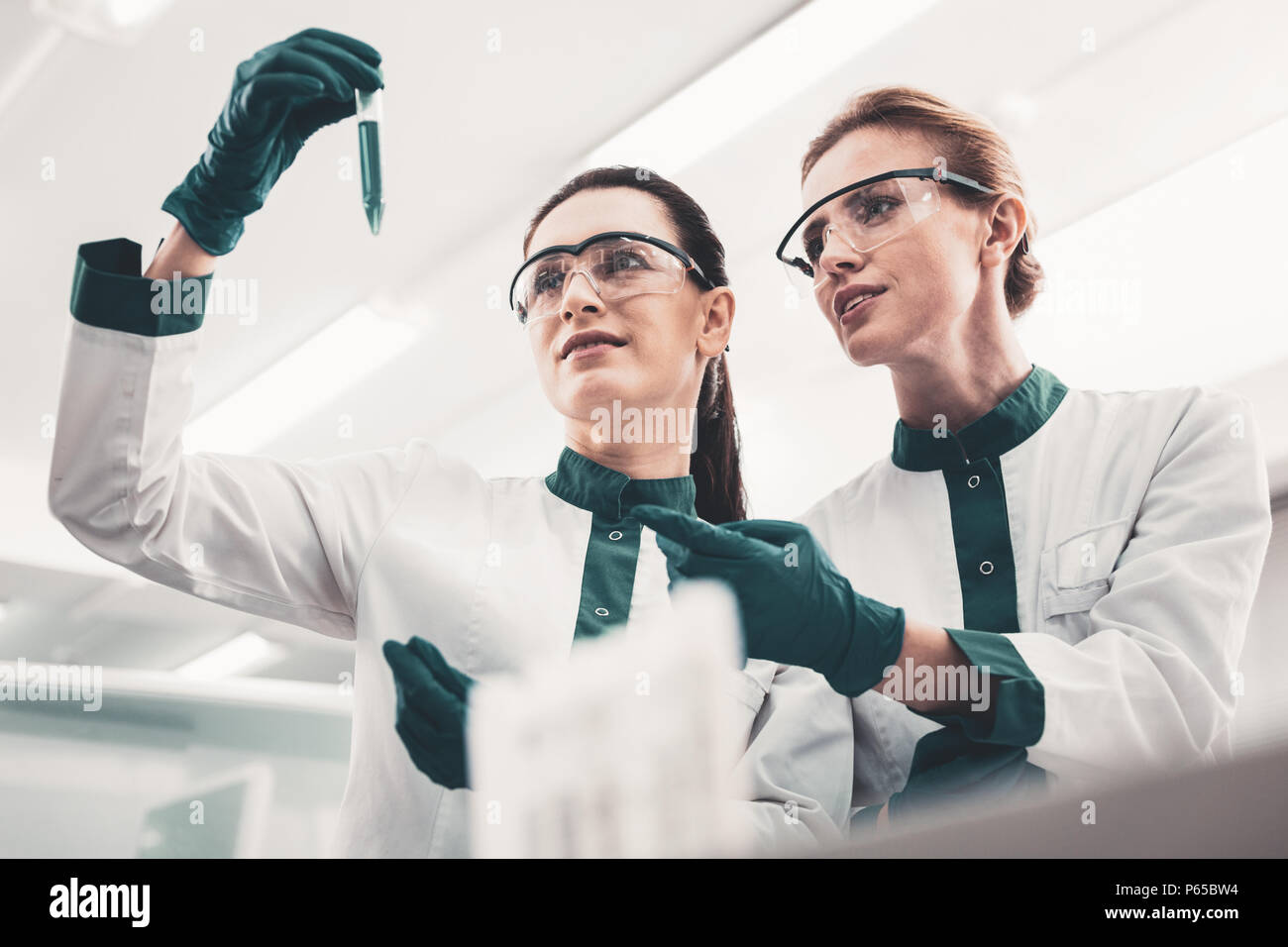 Enthusiastisch Laboranten mit einem Reagenzglas Stockfoto