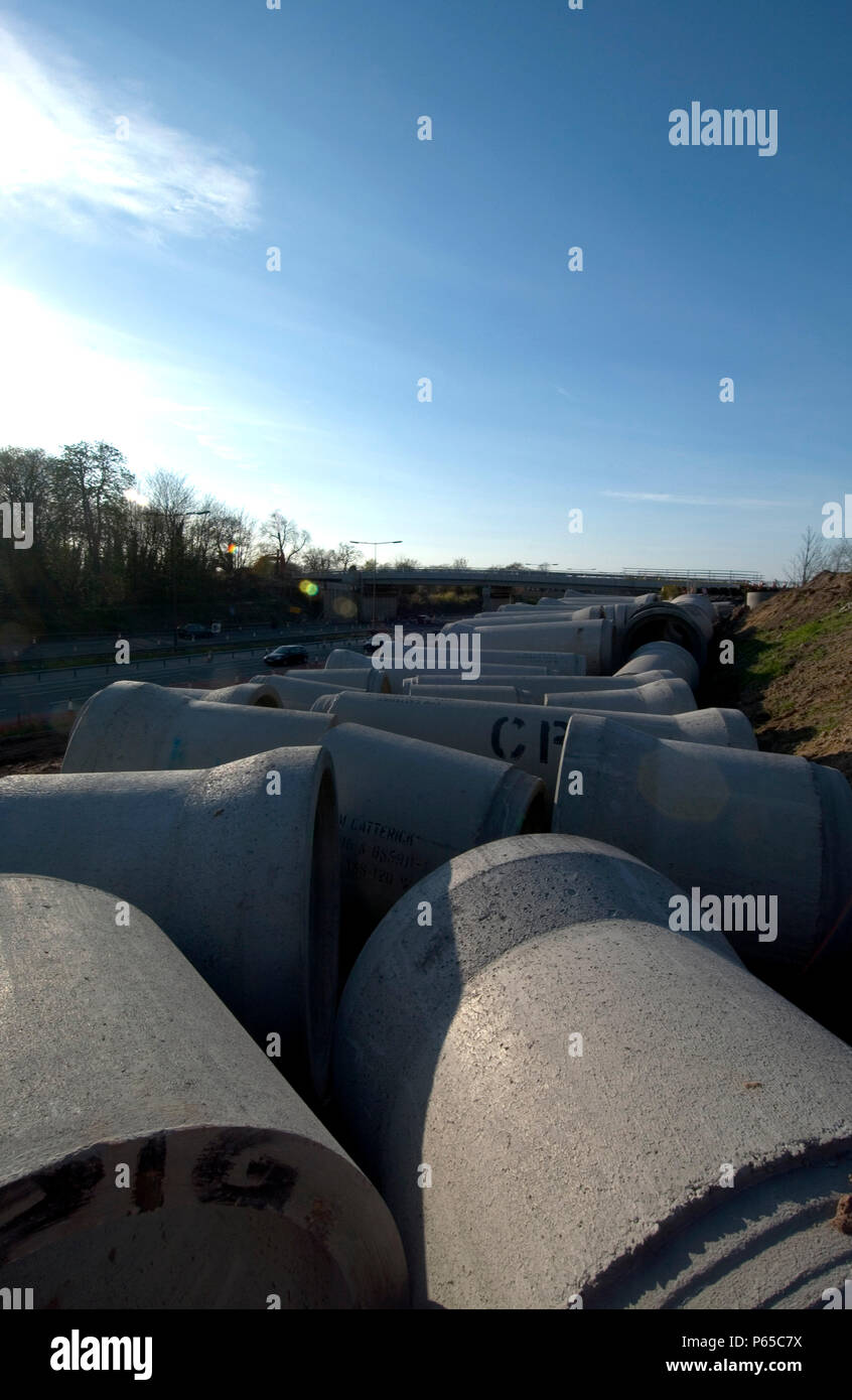 Betonfertigteile Leitungen auf einer Seite einer Autobahn Stockfoto