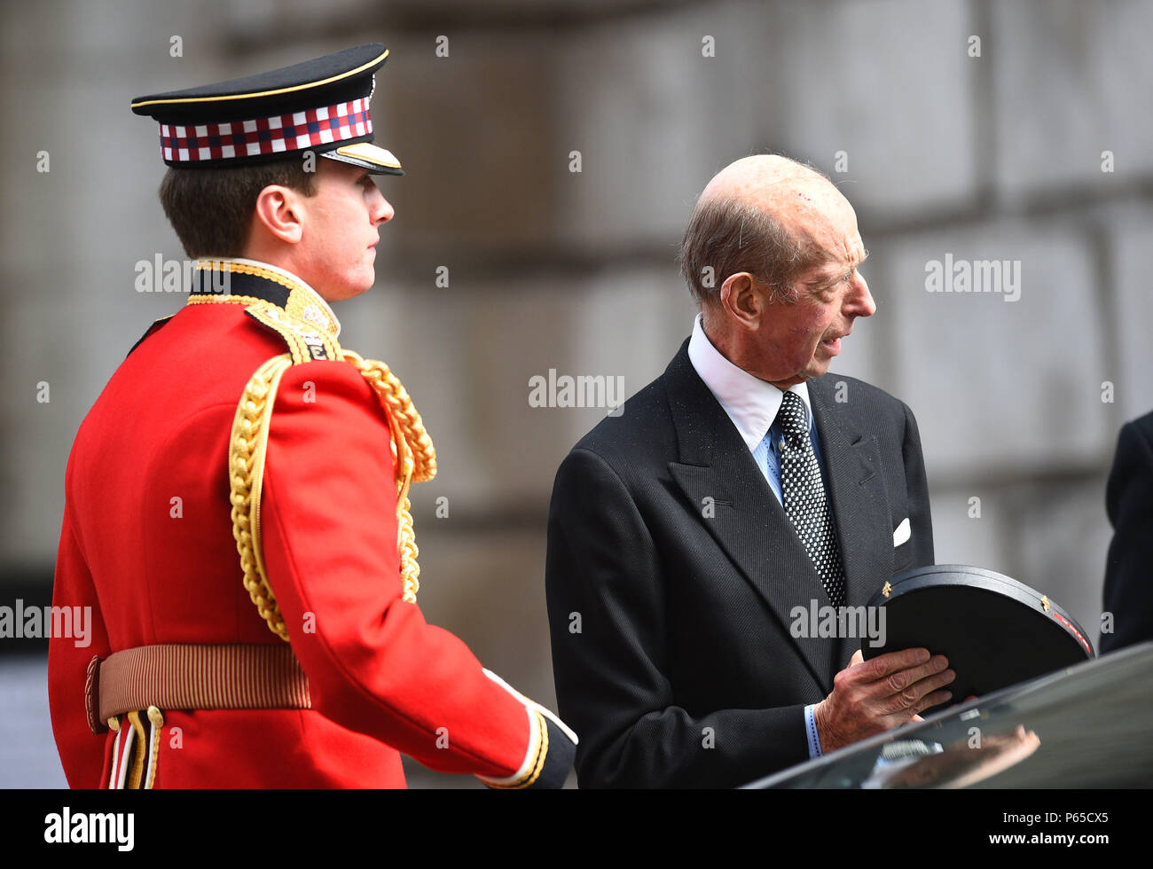 Der Herzog von Kent (rechts) kommt für einen Service der 200. Jahrestag der Bedeutendsten Auftrag von St. Michael und St. George in der St. Paul's Cathedral in London zu markieren. Stockfoto