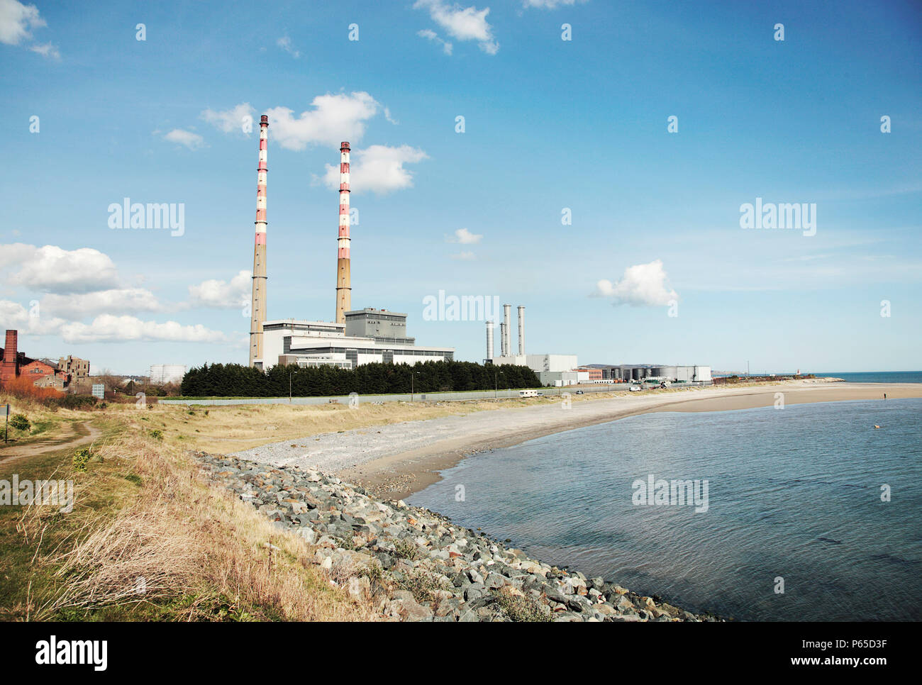 Poolbeg Power Station von irishtown Nature Reserve, Ringsend, Dublin, Irland, 2008. Das thermische Kraftwerk können sowohl Gas als auch Öl. Stockfoto