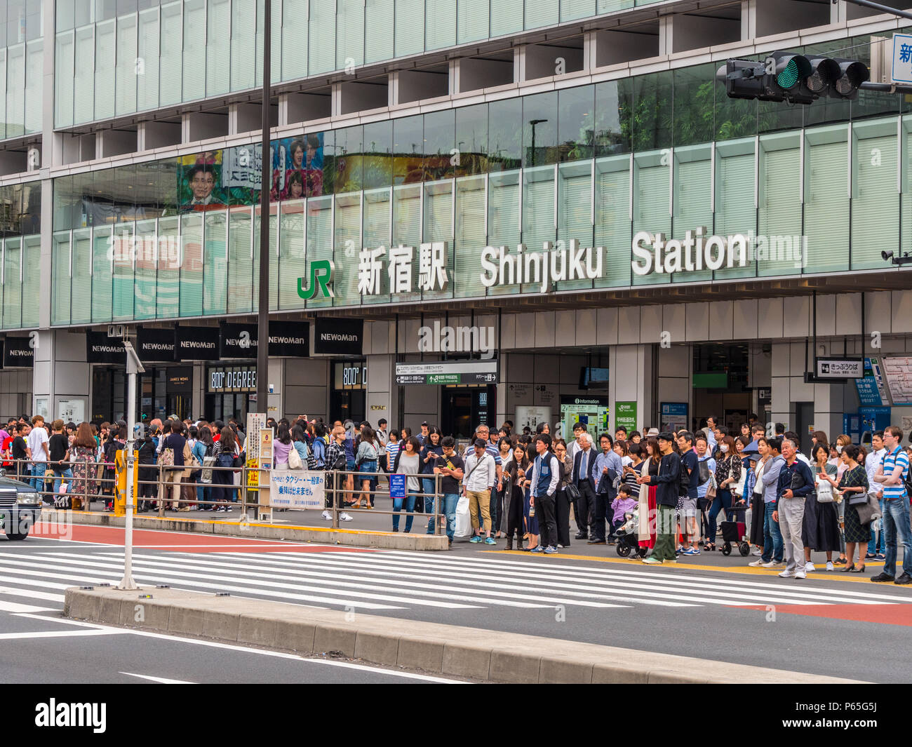 Bahnhof Shinjuku in Tokio - einem belebten Bahnhof - Tokyo/Japan - Juni 17, 2018 Stockfoto