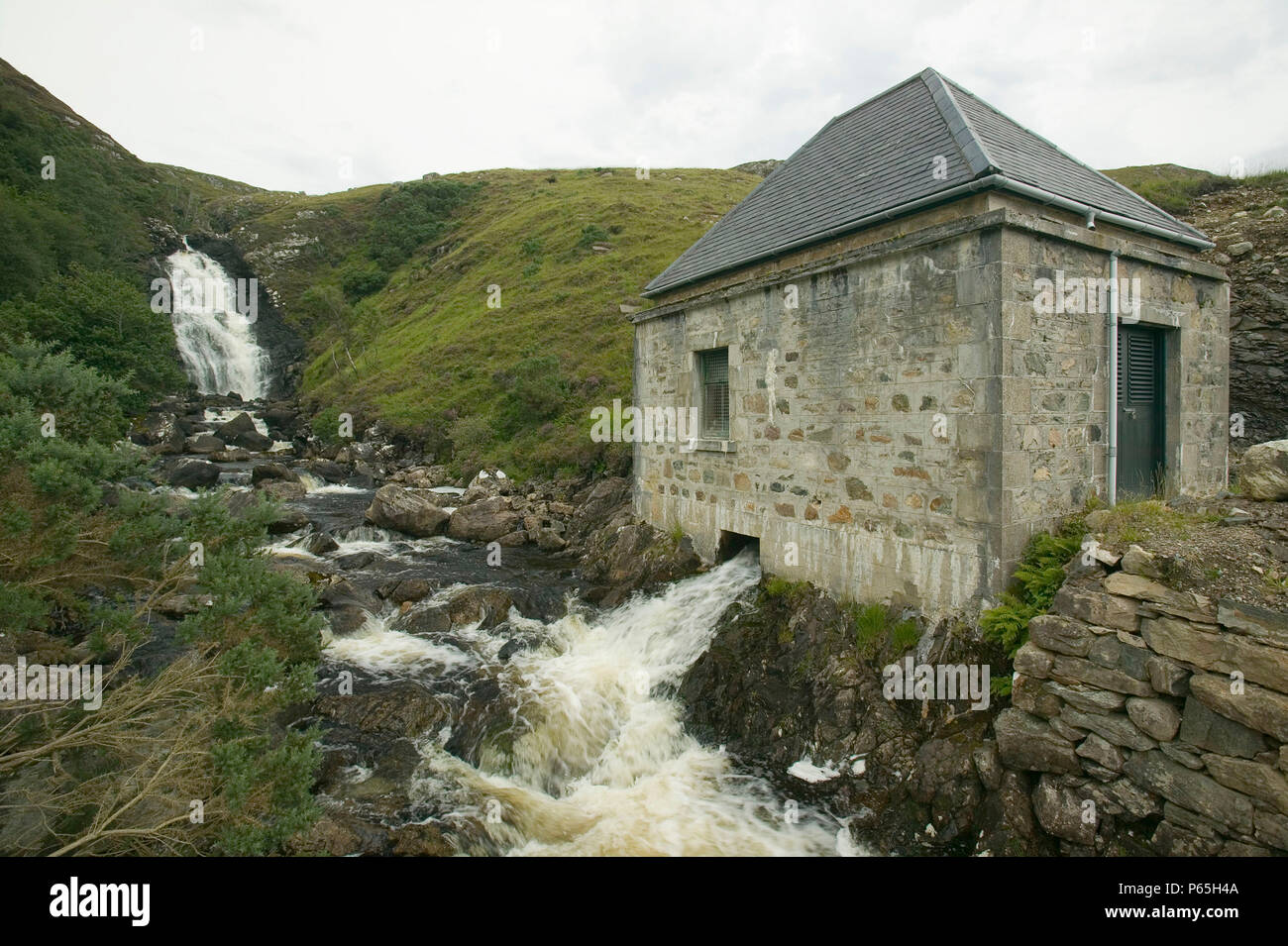 Eine kleine Gemeinschaft Hydro Electric Power Station bei kylesku, Schottland, Großbritannien Stockfoto