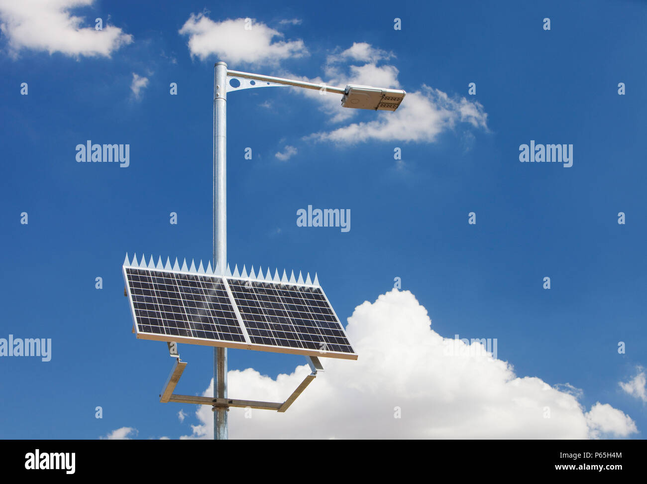 Eine solarbetriebene Straßenlaterne in Victoria, Australien. Stockfoto