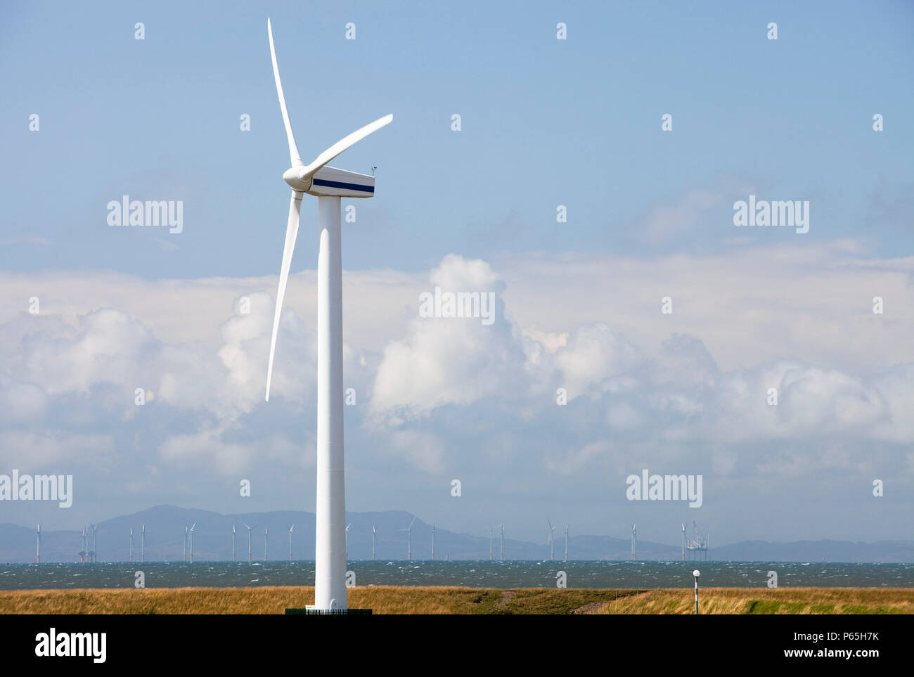 Eine onshore Wind Turbine am Stadtrand von Workington, Cumbria ...