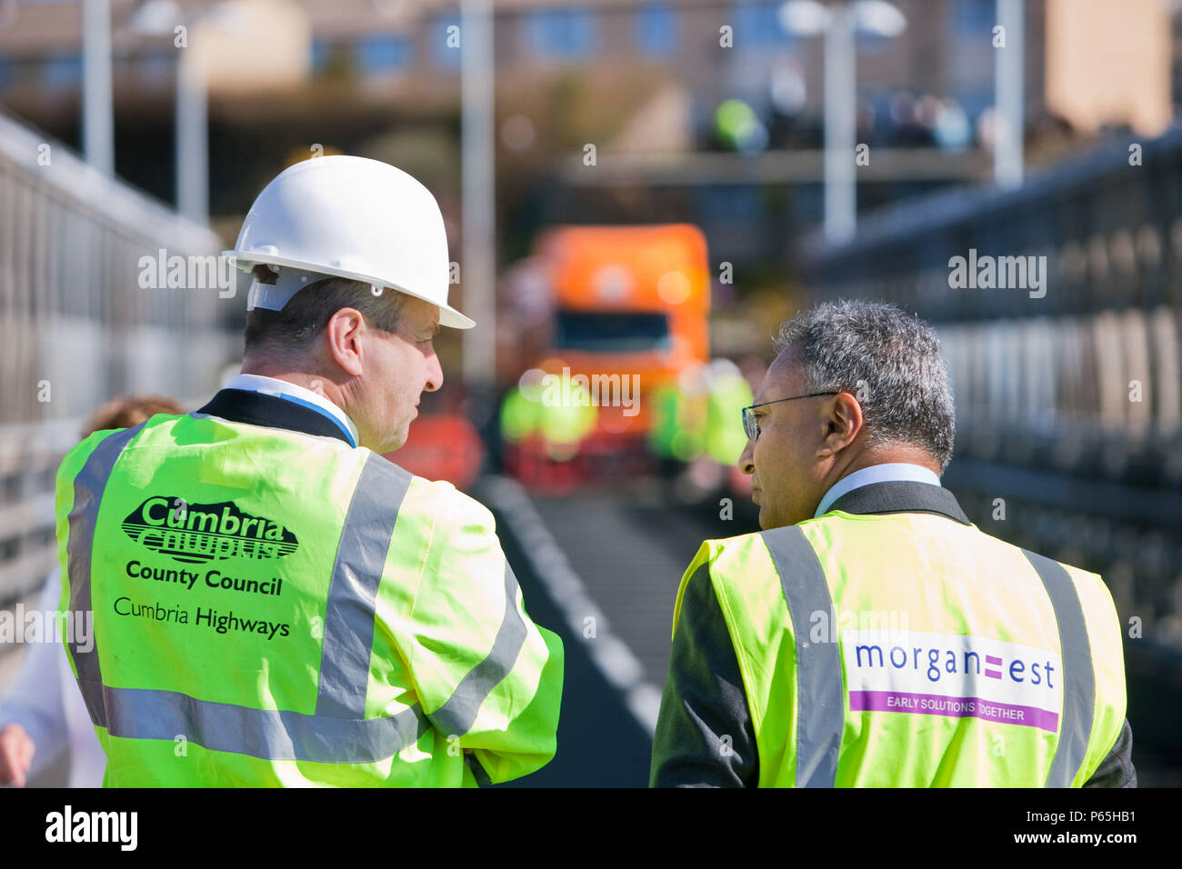 Cumbria County Council offizielle Auftragnehmer representetive stehen auf der neuen Workington Brücke den Fluss Derwent überfahrt, kurz vor der offiziellen o Stockfoto