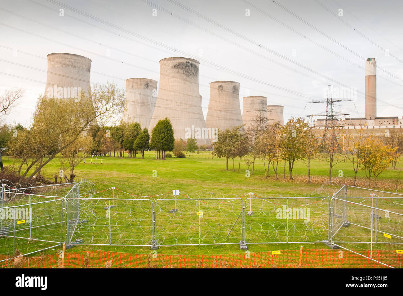 Ratcliffe auf Soar Kohlekraftwerk von Stacheldraht umgeben von Klima Aktivisten zu verhindern. Leicestershire, UK. Stockfoto