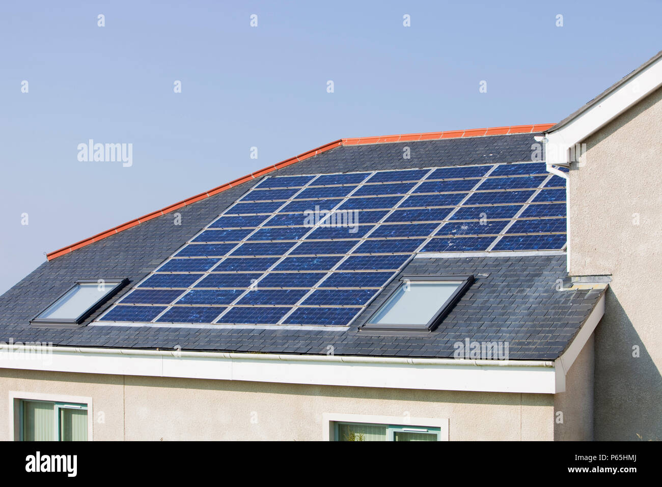 Elektrische Sonnenkollektoren auf dem Dach der Schule in Pendeen, Cornwall, UK Stockfoto