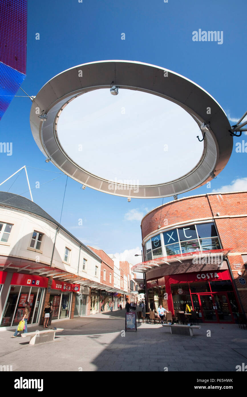 Die neu renovierte Fußgängerzone Einkaufsmeile in Workington Stadtzentrum, Cumbria, UK. Stockfoto