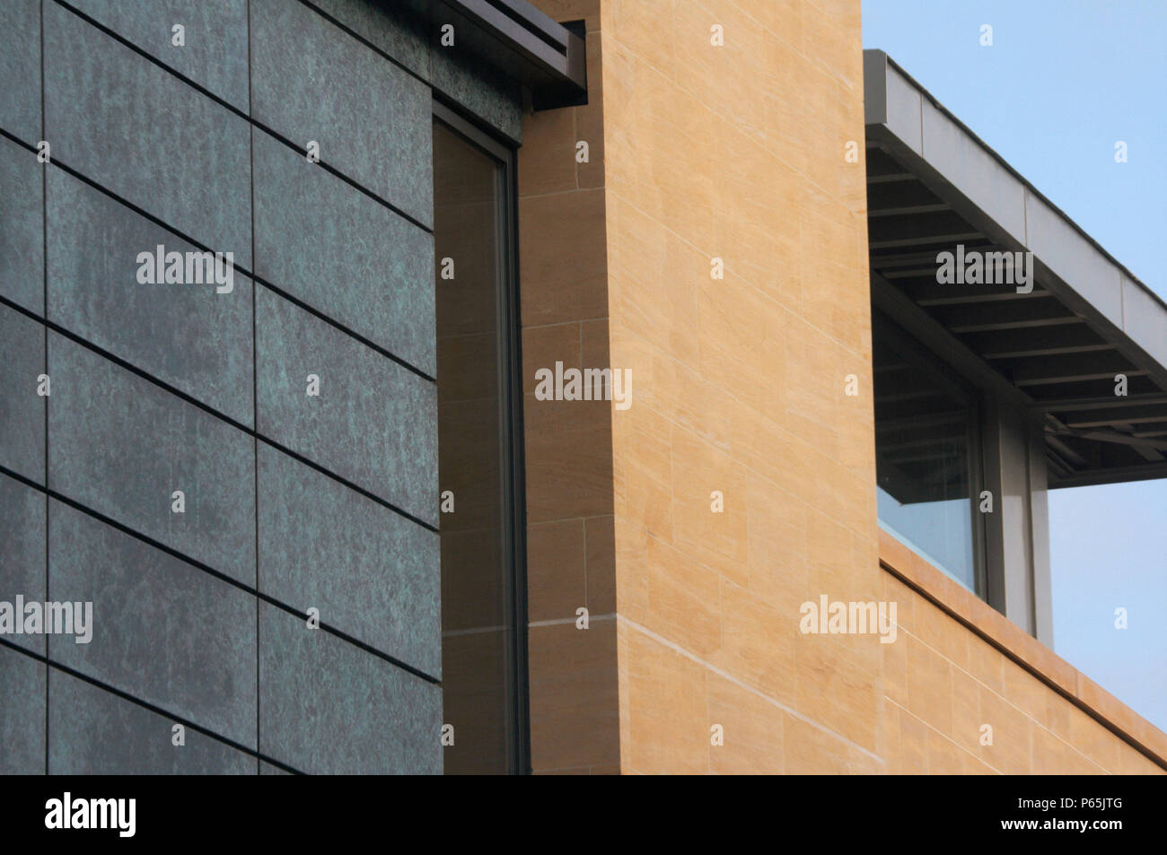 Bauarbeiter auf dem Hubzylinder Plattform zur Festsetzung der Stahlträger. Die Website ist mit bauzaun umgeben. Stockfoto