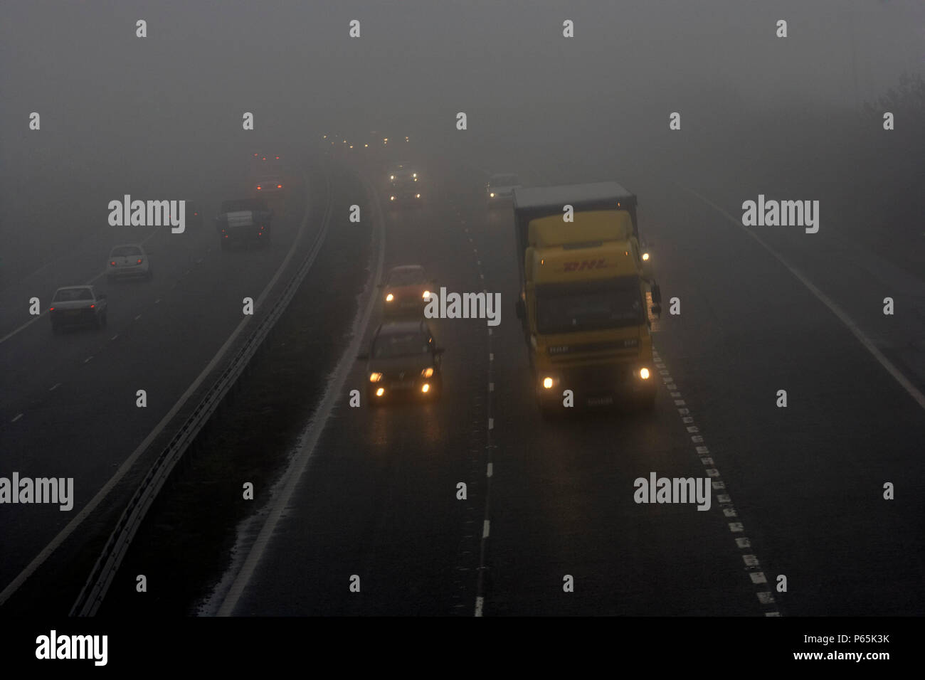 Der Verkehr auf der Autobahn mit schlechter Sicht, Regen und Nebel, Vereinigtes Königreich Stockfoto