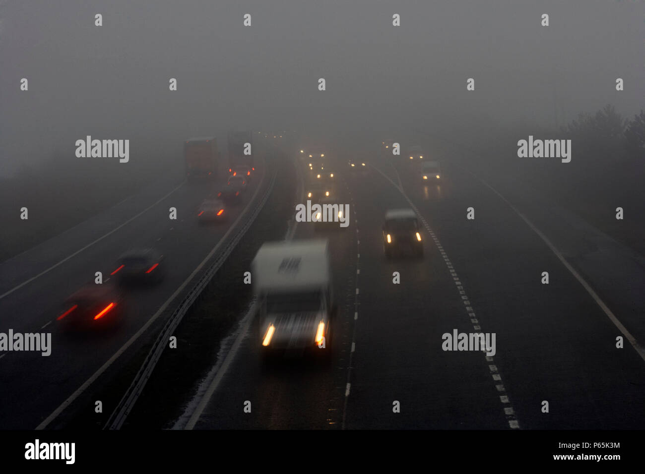 Der Verkehr auf der Autobahn mit schlechter Sicht, Regen und Nebel, Vereinigtes Königreich Stockfoto
