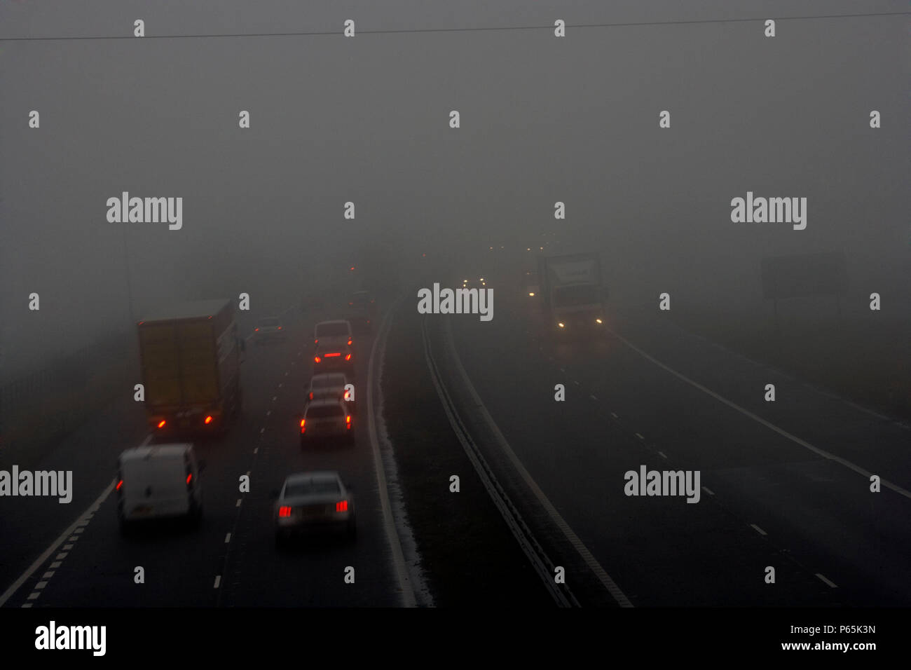 Der Verkehr auf der Autobahn mit schlechter Sicht, Regen und Nebel, Vereinigtes Königreich Stockfoto