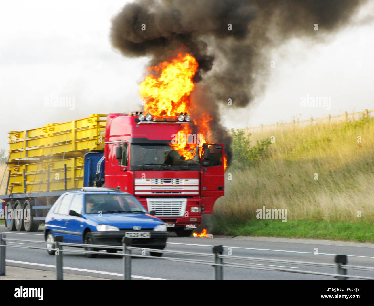 Lkw-Brand auf der M11, Großbritannien Stockfoto