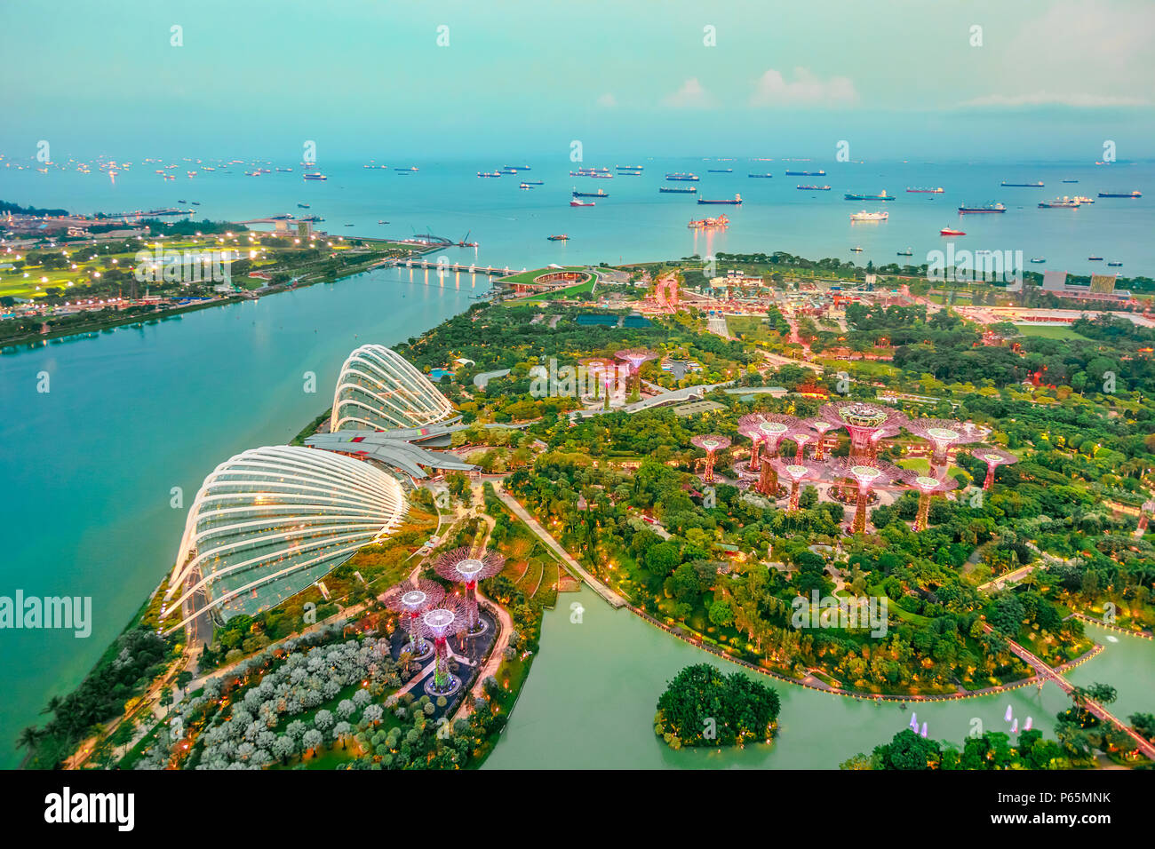 Luftaufnahme der Stadt Singapur und Gärten an der Bucht. Berühmte Touristenattraktion in Marina Bay, Singapore. Stockfoto