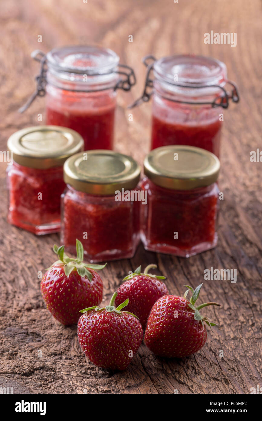 Erdbeermarmelade und Obst in Holz Stockfoto