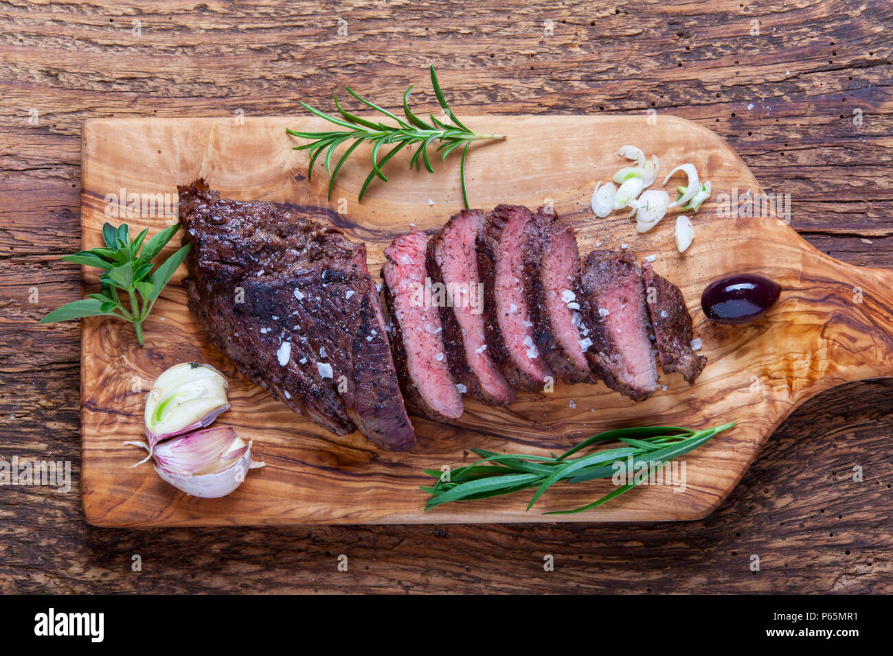 Scheiben von Einems gegrilleten Steak in Holz Stockfoto