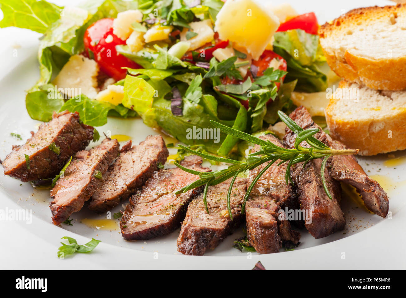 Scheiben von einem Steak mit frischem Salat Stockfoto