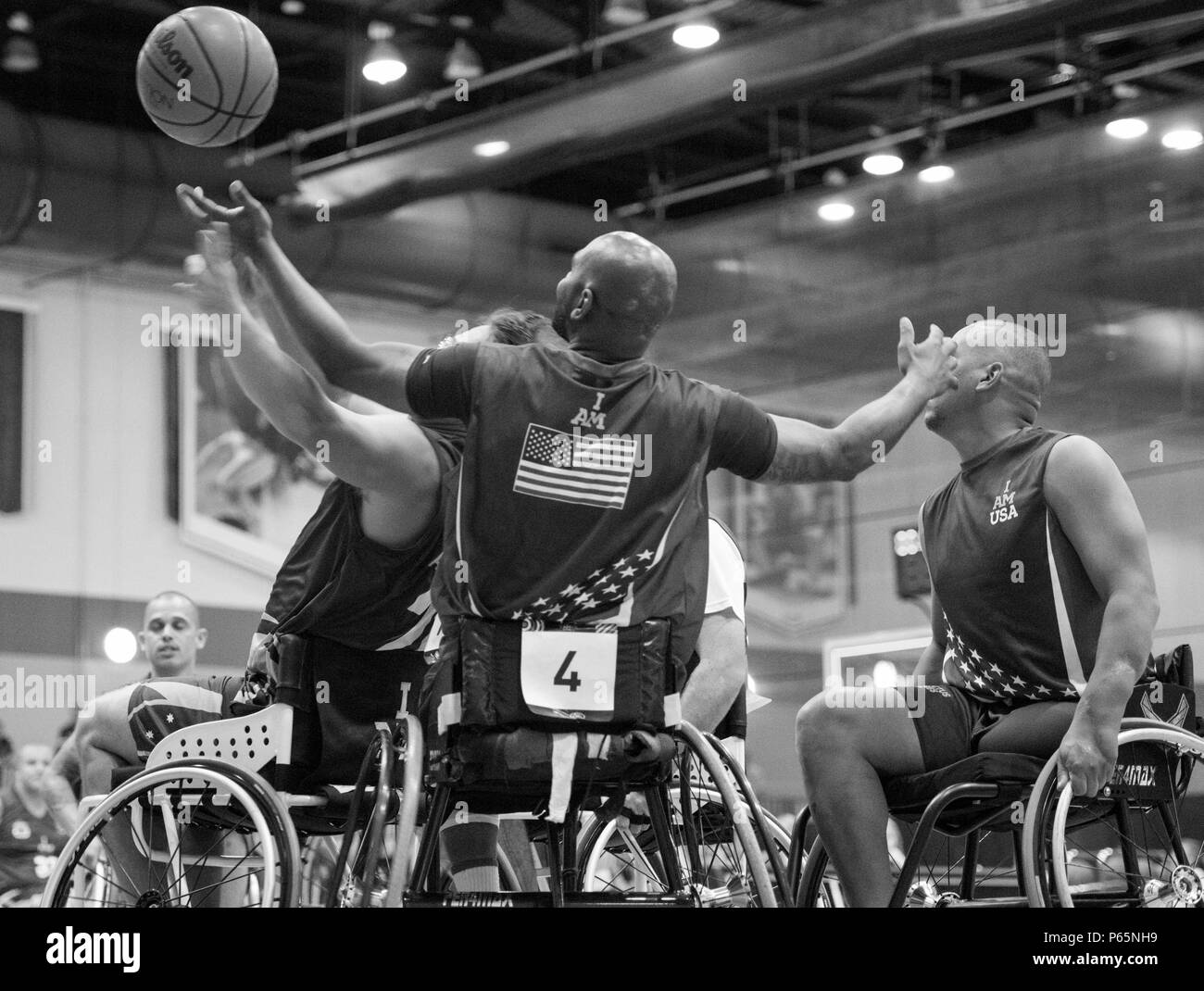 160506-F-WU 507-017 Team: Team USA und Australien in einem Rollstuhl Basketball vorläufig an der ESPN weite Welt des Sports in den Walt Disney World, Orlando, Fla., 6. Mai 2016 komplexe konkurrieren. 15 Länder Konkurrieren in den 2016 Invictus Spiele und insgesamt drei Medaillen im Rollstuhl Basketball vergeben werden. Die Halbfinale und Finale für das Ereignis 12. Mai stattfinden wird. (U.S. Air Force Foto von Senior Master Sgt. Kevin Wallace/freigegeben) Stockfoto