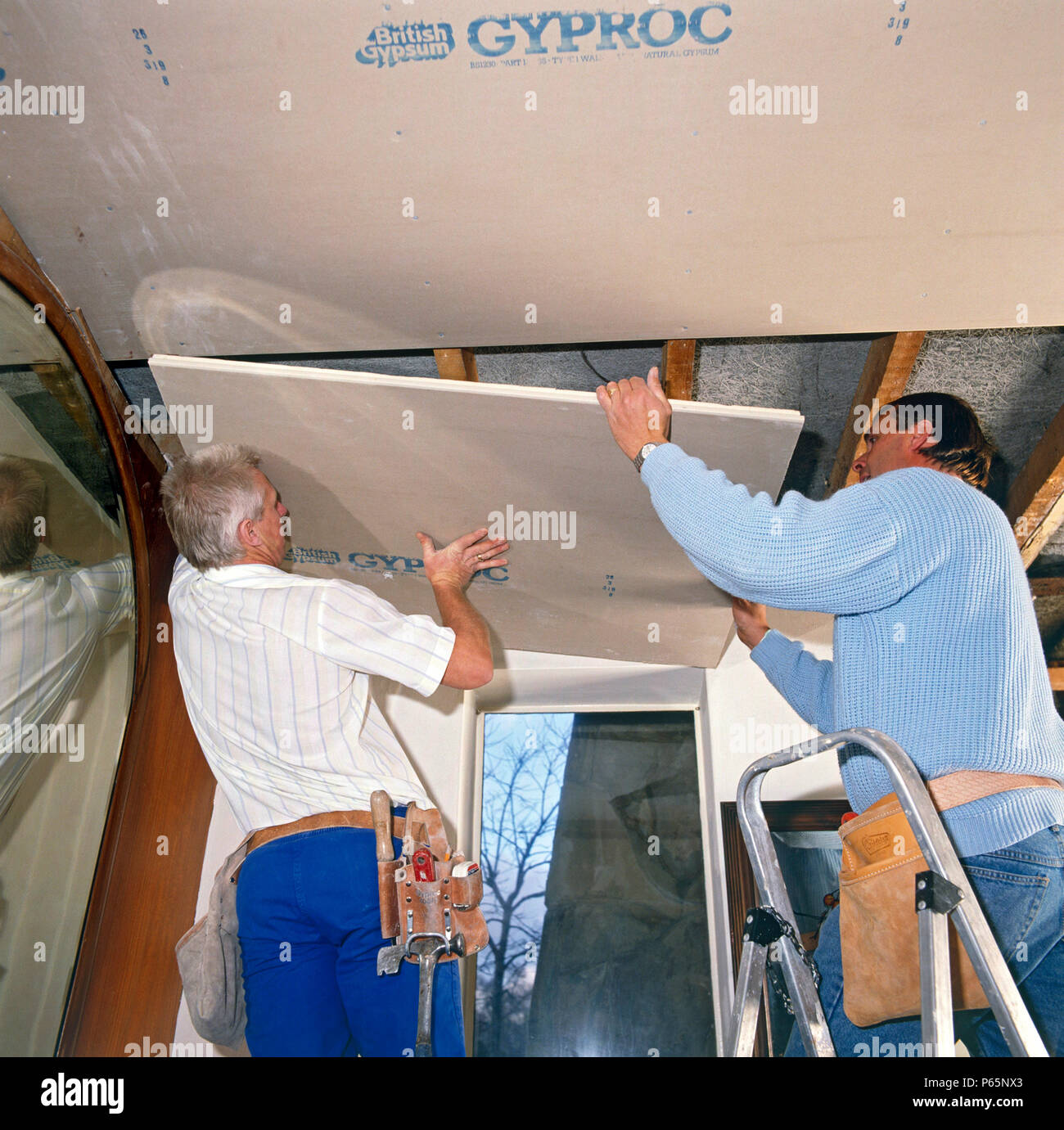 Nageln Gipskartonplatten Decke Stockfotografie - Alamy