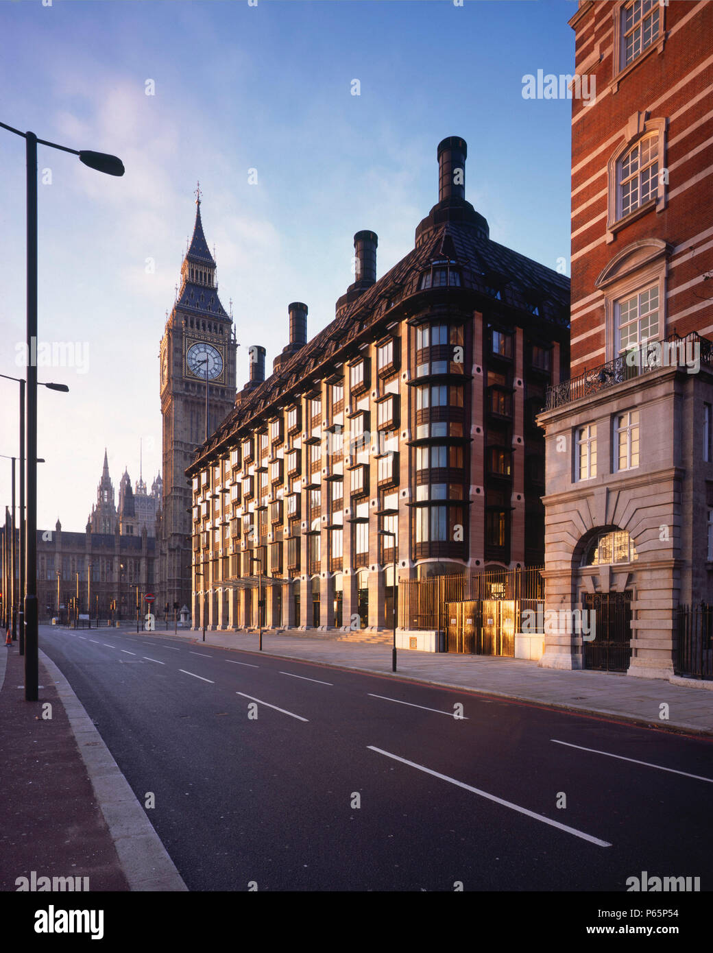 Erschossen von Portcullis House, gegenüber dem Westminster Houses of Parliament und Big Ben, London. Das neue Gebäude mit Büros für 210 Mitglieder von P Stockfoto