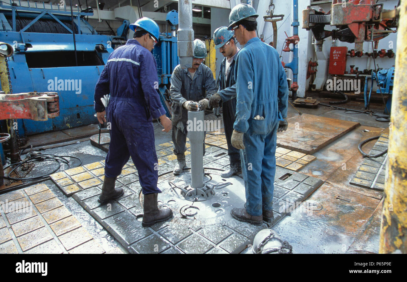 Öl Arbeiter auf bohren Stock einer Bohranlage im Kaspischen Meer, Aserbaidschan Stockfoto