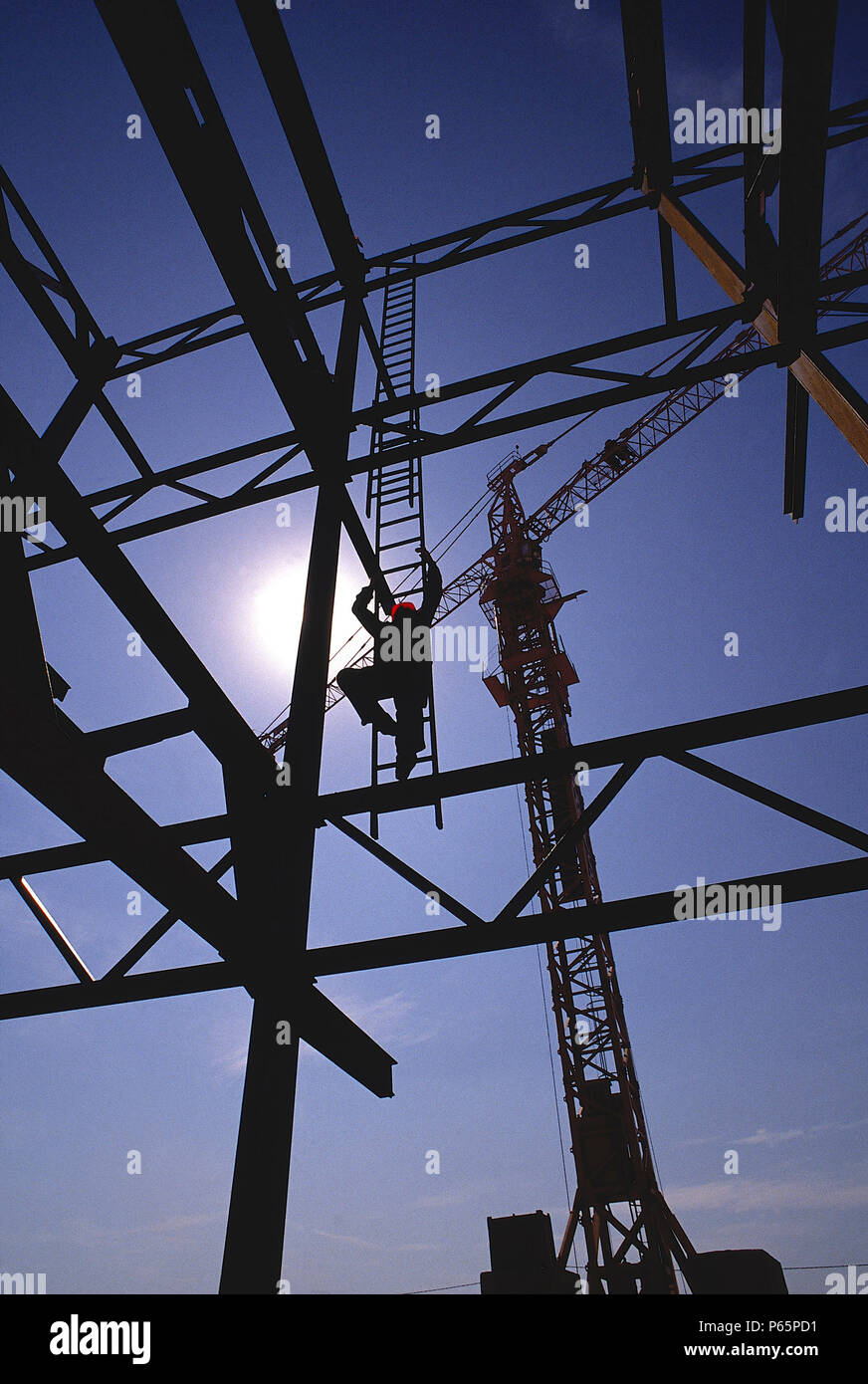 Workman Zugriff auf Stahlrahmen in Sevilla, Spanien für Werke auf Sevilla Expo 92. Stockfoto