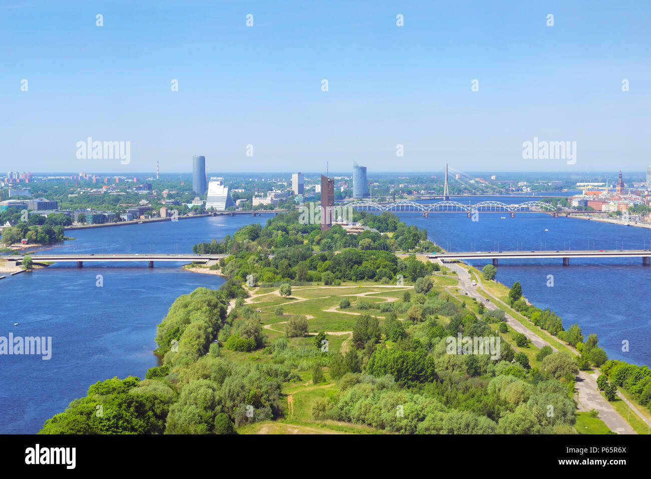 Sommer Luftaufnahme der Stadt Riga von der Höhe der Fernsehturm. Blick auf die Altstadt, die Insel Zakusala, Brücken über den Fluss Daugava und westlichen Dv Stockfoto