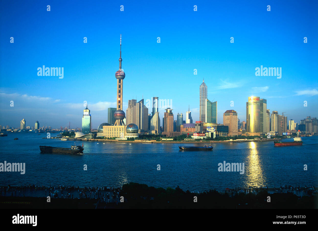 Pudong Business District in der Dämmerung, Shanghai, China Stockfoto