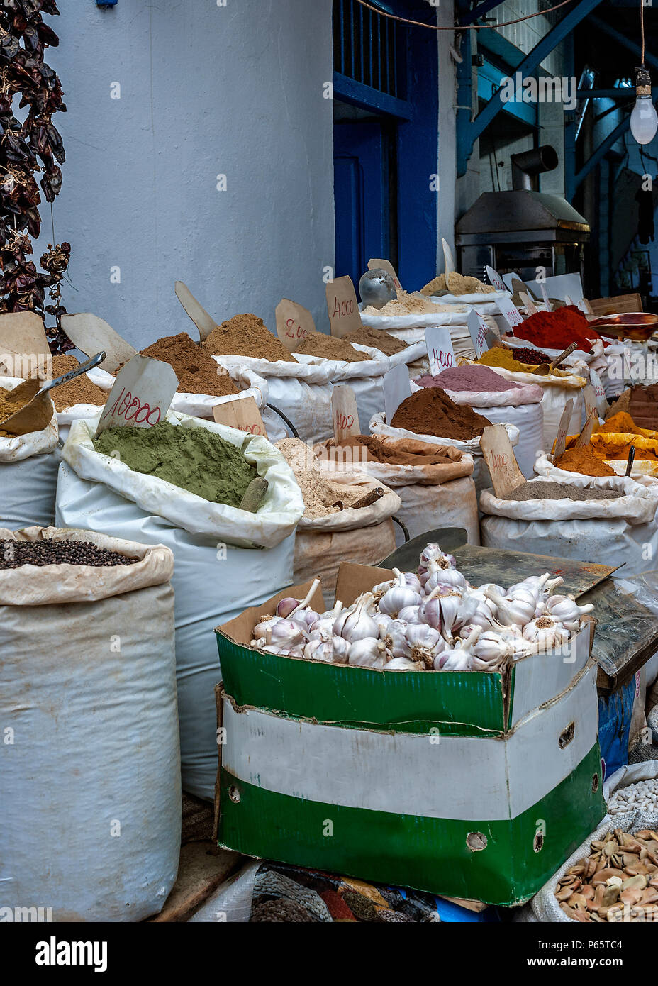 Tunesien Sousse. Der Markt in der Altstadt (Medina). Ein Fach mit orientalischen Gewürzen - die Vielfalt ist beeindruckend. Stockfoto