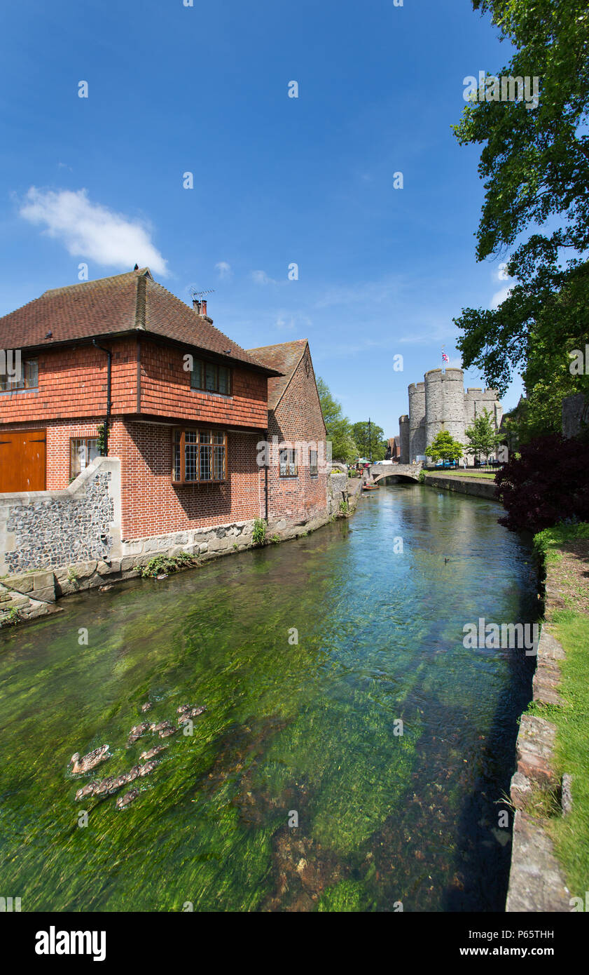 Stadt Canterbury, England. Aussicht auf den malerischen Fluss Great Stour, mit dem mittelalterlichen Westgate Towers mit im Hintergrund. Stockfoto