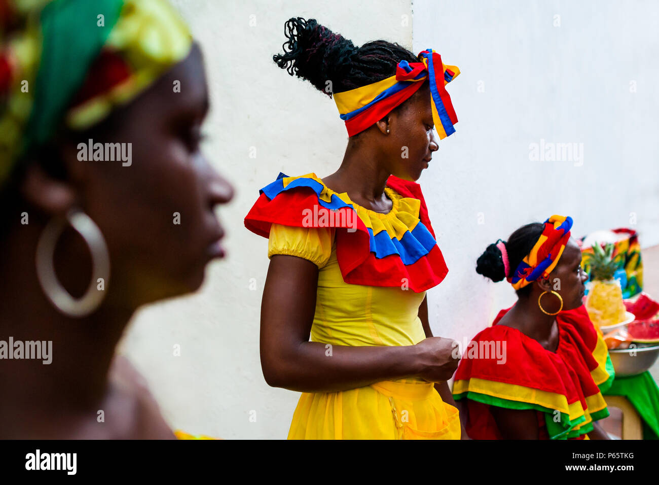 Afro-Frauen, in der traditionelle "palenquera' Kostüm, verkaufen Obst auf der Straße von Cartagena, Kolumbien. Stockfoto