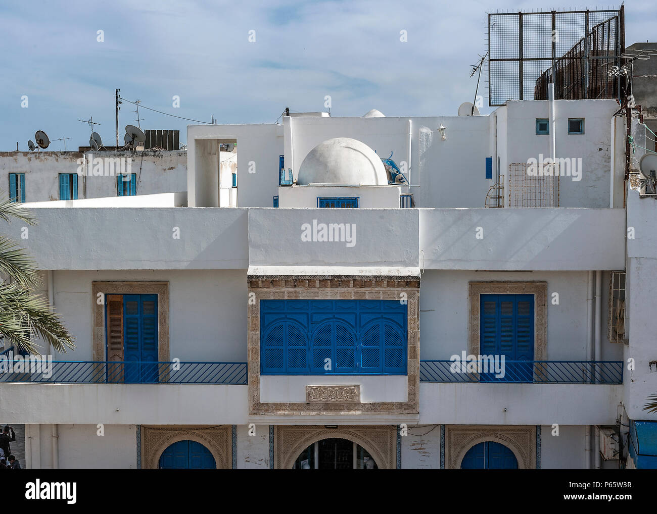 Tunesien Sousse, die Medina. Arabische Architektur ist reich an den Fassaden der Balkone von verschiedenen Arten, mit Ornamenten verziert. Stockfoto
