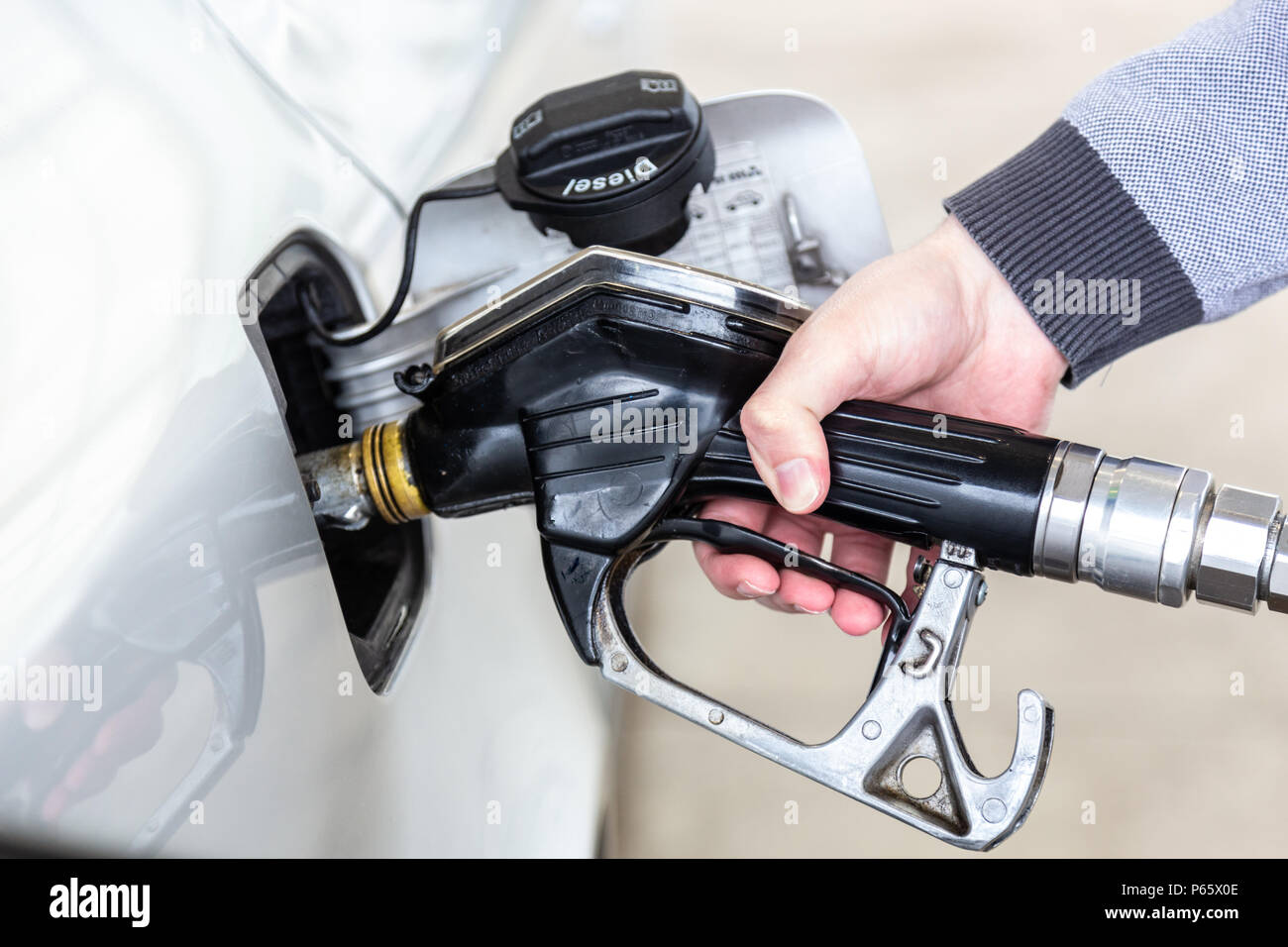 Pumping Gas an der Pumpe. Nahaufnahme der Mann pumpen Benzin im Auto an der Tankstelle. Stockfoto