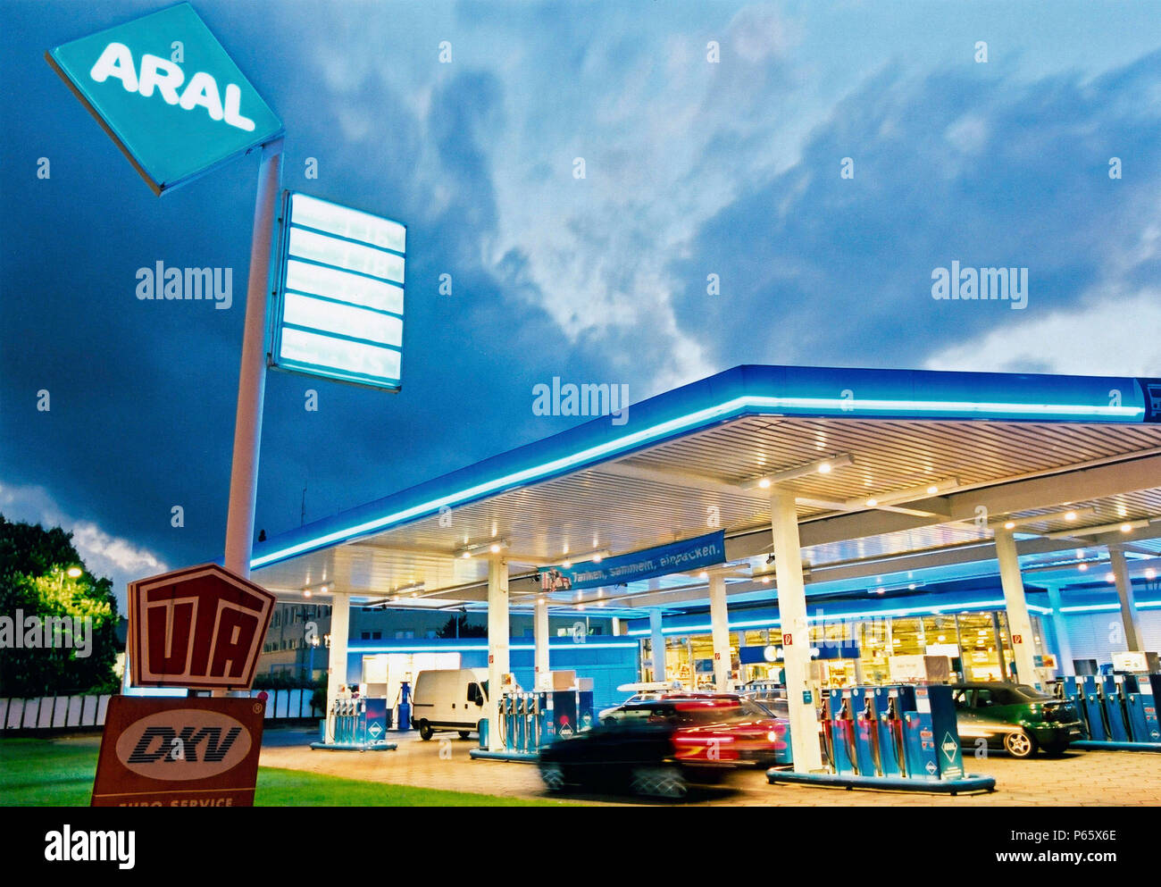 Aral petrol station -Fotos und -Bildmaterial in hoher Auflösung - Seite ...