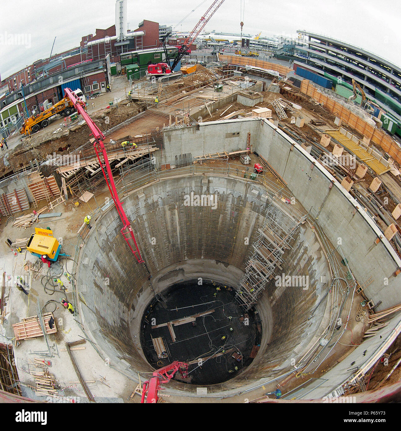 Das Pumpen von Beton in die Welle am Flughafen Baustelle. Stockfoto