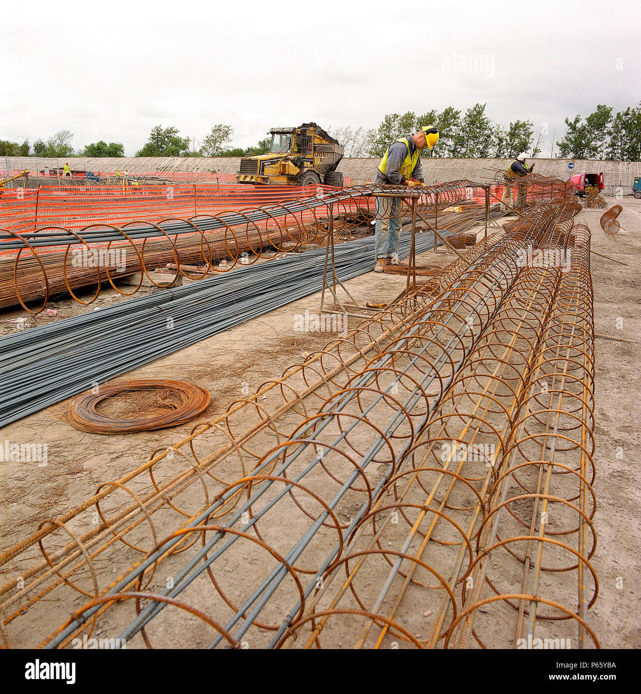 Die Herstellung von Stahl Bewehrungskörbe für betonpfähle. Stockfoto