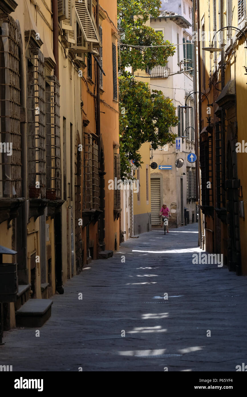 Straße im Zentrum der Stadt in Lucca, Italien Stockfoto