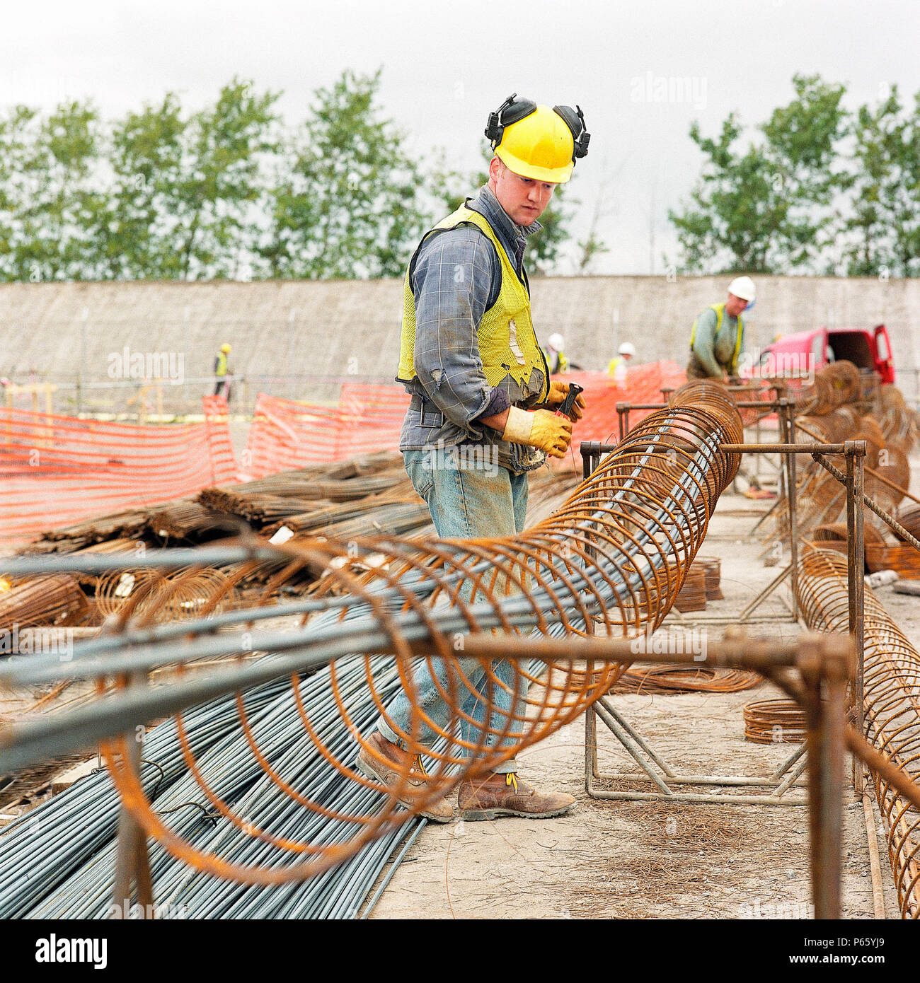 Die Herstellung von Stahl Bewehrungskörbe für betonpfähle. Connahs Quay Gaskraftwerk, North Wales, Vereinigtes Königreich. Stockfoto