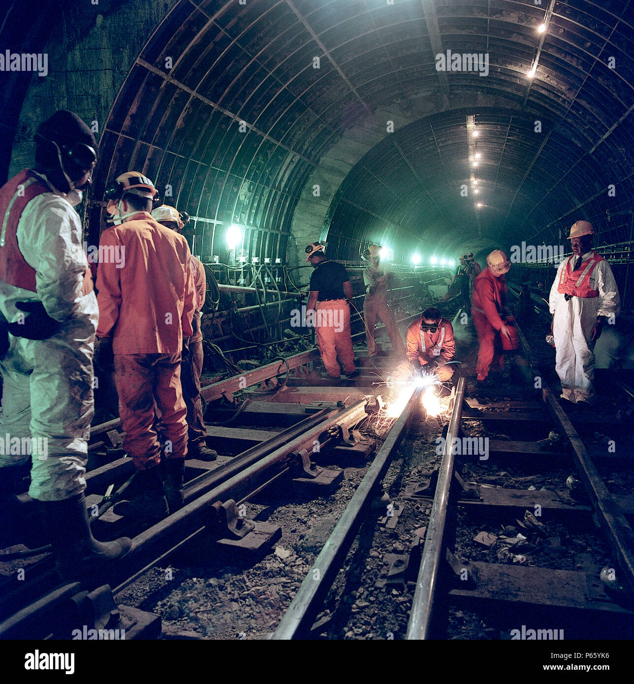 Die dritte Schiene zu Länge bei der Sanierung von Angel U-Bahnstation. London, Vereinigtes Königreich. Stockfoto